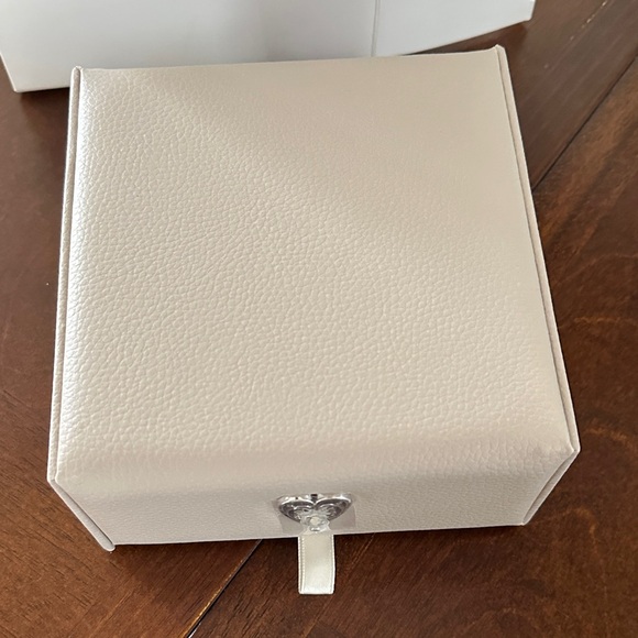 Chic Cream Brighton Jewelry Organizer with Heart Design - Picture 5 of 7